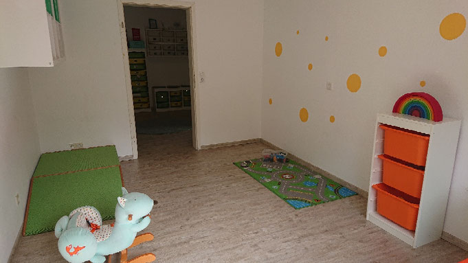 Kleiner Spielraum mit Autoteppich und Regal mit Bausteinen