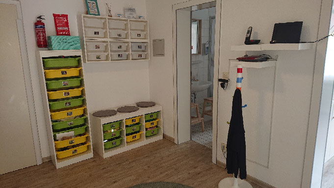 Flur der Kindergroßtagespflege; Garderobenbereich mit Fächern für jedes Kind