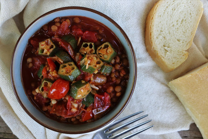Okraschoten in Tomaten-Linsentopf