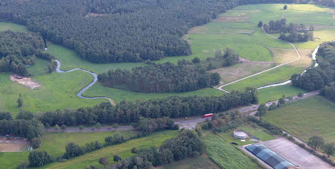 Luftaufnahme der Sassenburg aus nordöstlicher Richtung