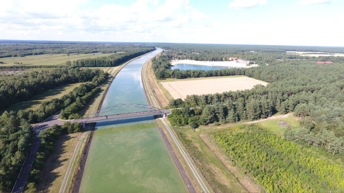 Der Elbe-Seitenkanal in nördliche Richtung und der Bernsteinsee. Im Vordergrund die Stüder Heudamm Brücke.