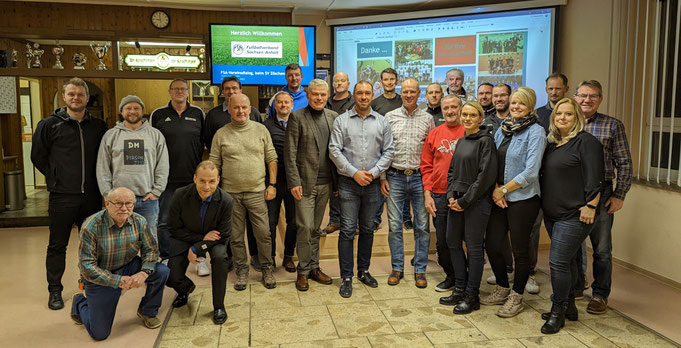 Teilnehmer vom FSA, KFV, SV Zöschen, SV Wallendorf und Blau-Weiß Günthersdorf nahmen am Vereinsdialog im Zöschener Sportlerheim am Silberberg teil. (Foto: Tobias Zschäpe)