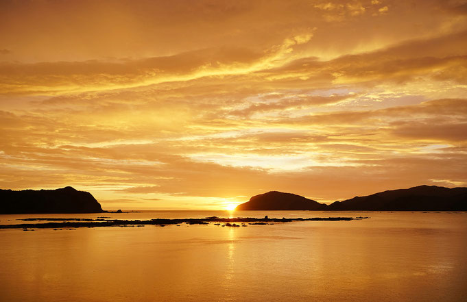 宿の目の前の風景　日本の夕日百選　黒石海岸の夕日