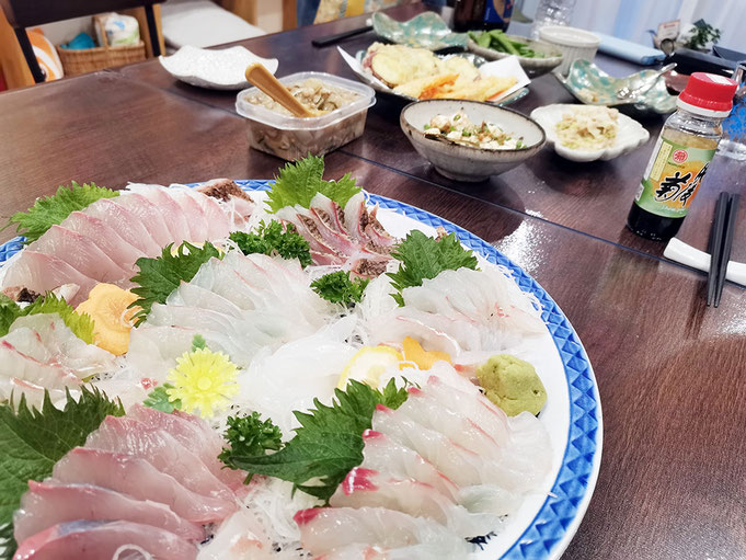 四人份生魚片拼盤:真鯛、間八、槍烏賊、雞魚,
