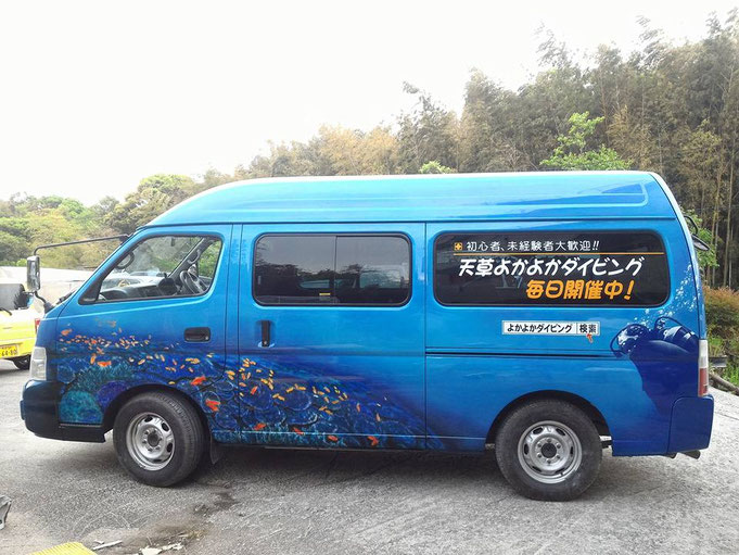 本車為接駁車,為特別塗裝的8人座廂型車。
