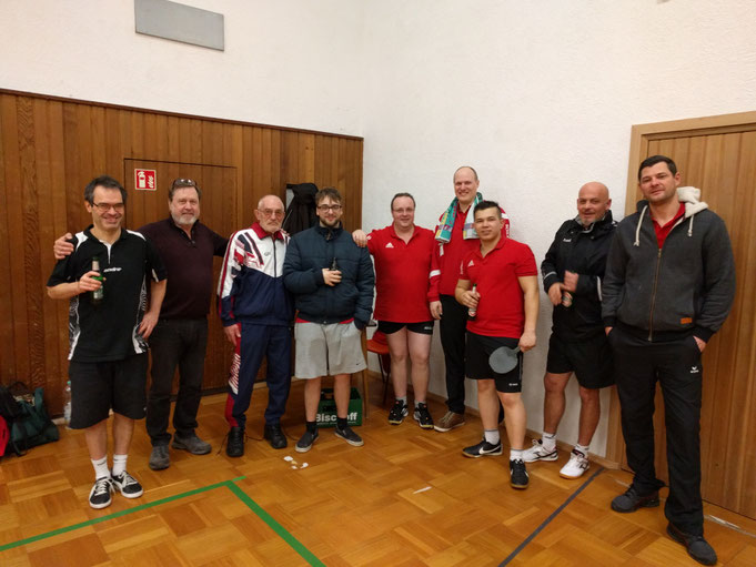 Im Bild die (fast) komplette Mannschaft (v.l.n.r.): Ingo Limberger, Jürgen Manthey, Manfred Neu, David Erbach, Heiko Jost, Stefan Lang, Tony Nguyen, Hakan Karadar und Matthias Wüstenberg. Es fehlen: Rainer Korb, Ursel Koplin, Hendrik Schmitt, André Lier
