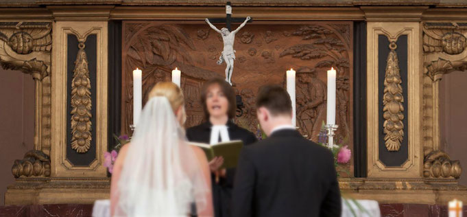 Just Maryed steht euch mit Rat und Tat zur Seite, um die Möglichkeiten der kirchlichen Trauung nach euren Wünschen zu gestalten.