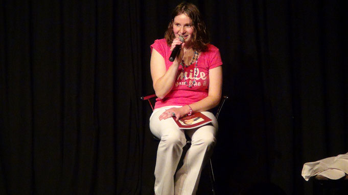 Sängerin Silke Scharf während einer Buchvorlesung 