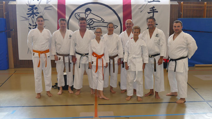 Unserer 8 MTV-Karatekas zusammen mit Christian Schollenberger vor dem Shomen des Eppinger Karate-Vereins
