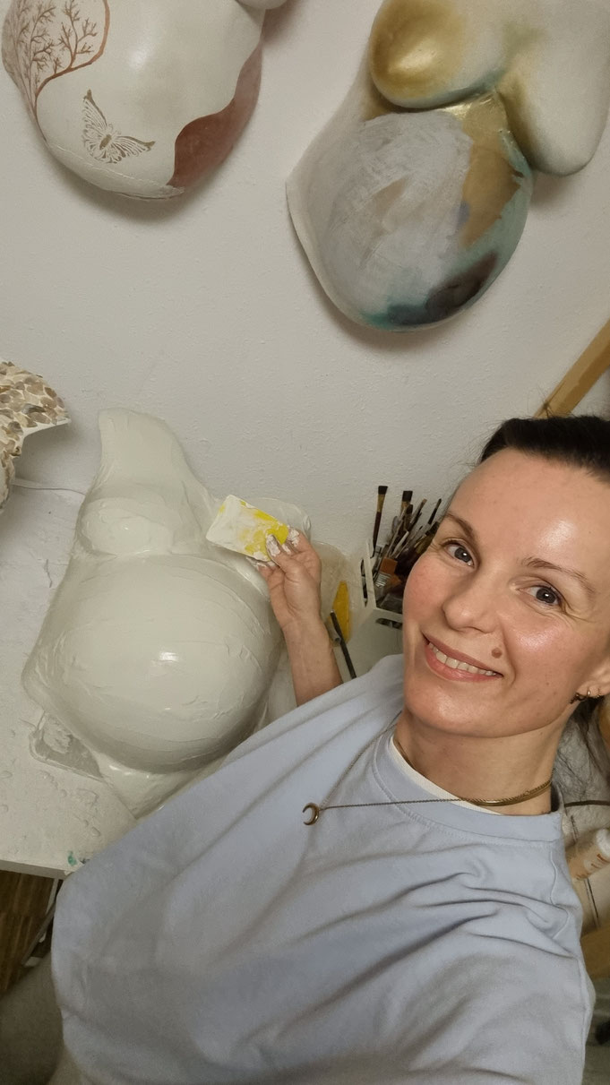 Nadine Preiss Babybauch Abdruck Skulptur Reparieren, Glätten, Versand Gipsabdruck München Bayern Augsburg Ingolstadt Stuttgart Ulm Regensburg Hamburg Erfurt Mühldorf Wasserburg Freising Rosenheim Erding Landshut Bayern Österreich Schwangerschaft Gutschein