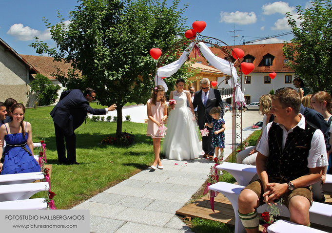 Hochzeitsfotografie - copyright by Fotostudio Hallbergmoos Iris Besemer - www.pictureandmore.com