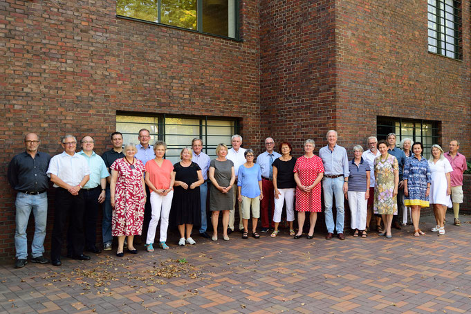 Ein Teil der Mitglieder beim Treffen an den Museumshäusern Haus Lange und Haus Esters (Foto, September 2016: Rolf Giesen).