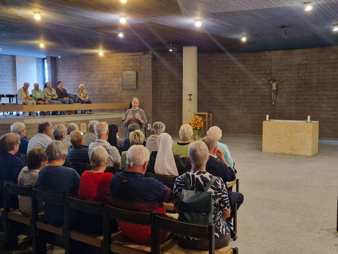 Sr. Christiane begrüsst den Verein am Grab von M. Theresia Scherer