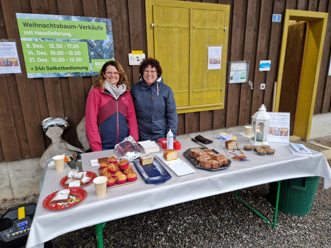 Irène Frischknecht und Marlis Villiger vom Vorstand freuen sich über die vielen gespendeten Kuchen.
