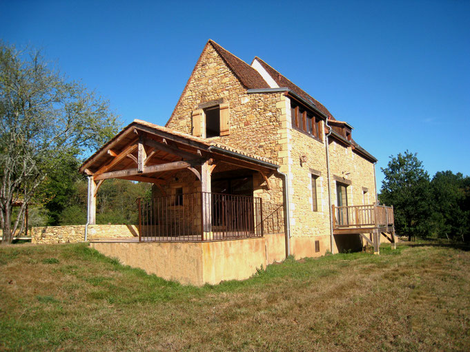 votre location de gite en dordogne avec piscine chauffée pour des vacances en perigord noir pour groupe, réunion de famille, cousinades, anniversaires, événements. 