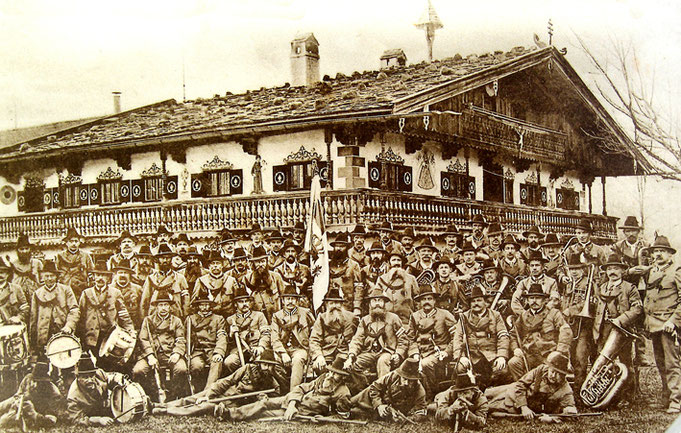 1911 unter Hauptmann Schröfele vor dem Salitererhof