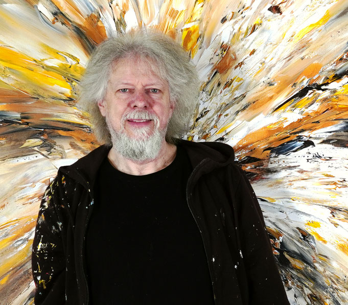 Kunstmaler Peter Nottrott mit seinem abstrakten Gemälde Sunny Nature Adventure L 1