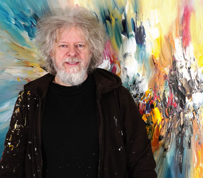 Kunstmaler Peter Nottrott mit seinem abstrakten, traumhaften Gemälde