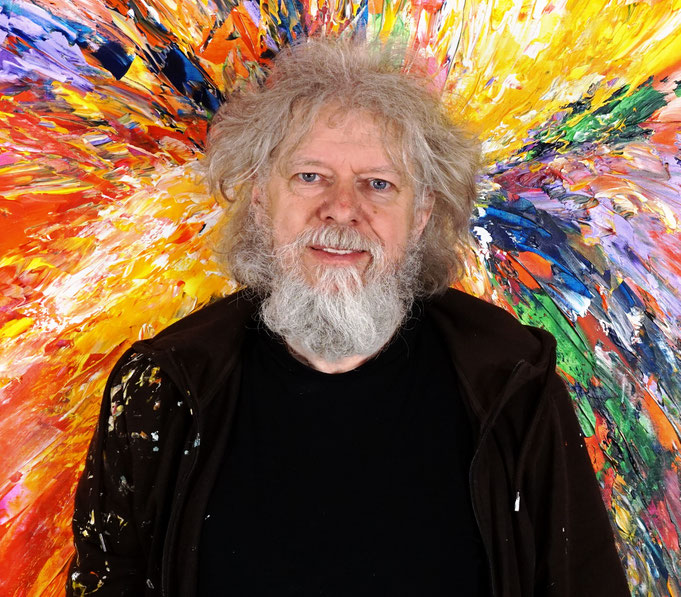 gerade fertig gemalt: Peter Nottrott mit Red Energy M 5