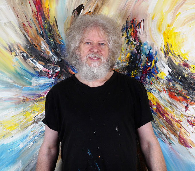 Kunstmaler Peter Nottrott mit seinem abstrakten Gemälde 