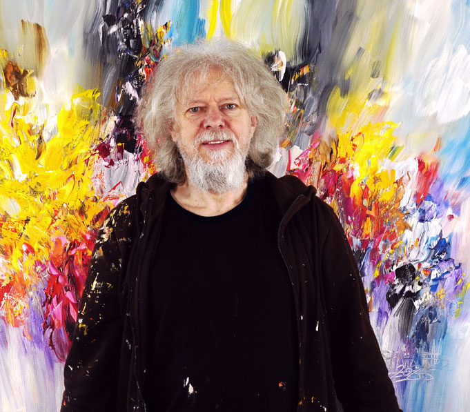 Kunstmaler Peter Nottrott mit seinem abstrakten Gemälde Wonderful Day M 1