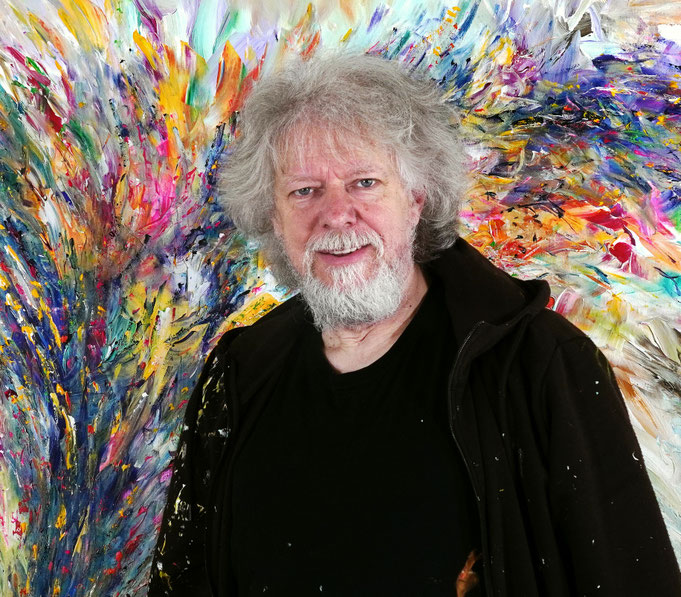 Kunstmaler Peter Nottrott vor seinem abstsrakten Gemälde Journey To A Fantasy L 1