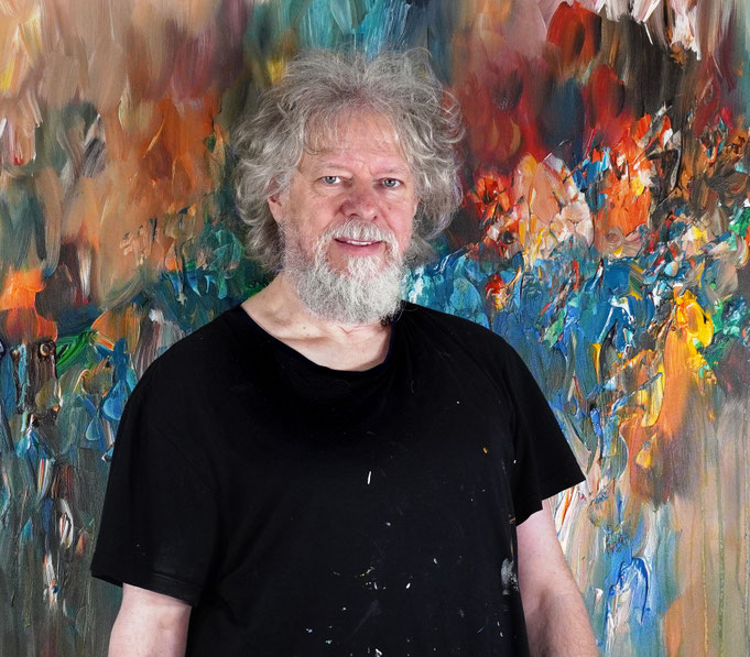 Kunstmaler Peter Nottrott mit seinem abstrakten Gemälde Abstract Epos XL 1
