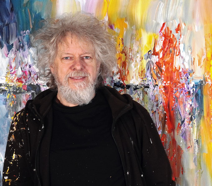 Kunstmaler Peter Nottrott mit seinem maritimen Gemälde Seaside Rendezvous 
