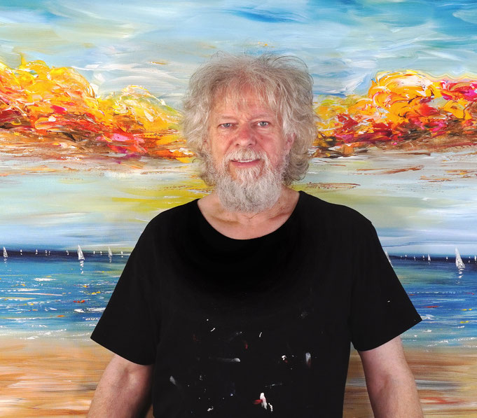 Peter Nottrott mit dem selbst gemalten Gemälde Seaside Sailing Holidays L 2
