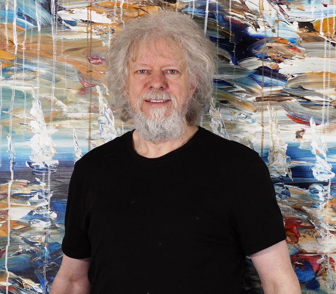 Kunstmaler Peter Nottrott mit seinem Segelbootgemälde Sailing Far Away XL 3