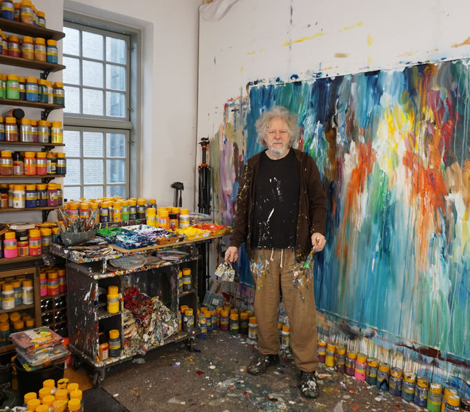 Peter Nottrott malt ein großformatiges Acrylgemälde in seinem Atelier