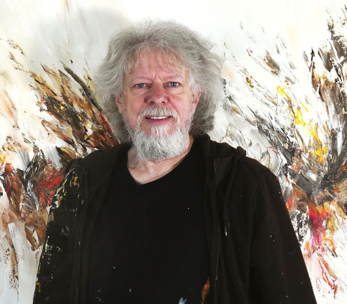 Kunstmaler Peter Nottrott vor seinem abstrakten Gemälde im großen Panoramaformat "Stick: Nature 1"