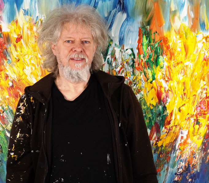 ... gerade fertig gemalt: Peter Nottrott mit Blue Summer Symphony M 2