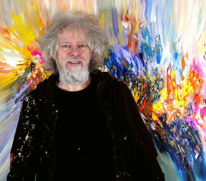 Peter Nottrott mit seinem abstrakten Gemälde Good Mood Symphony L 1