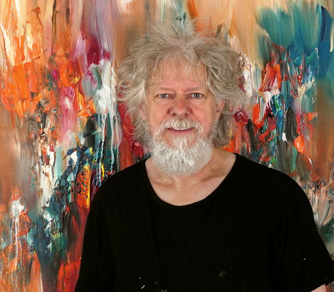 Kunstmaler Peter Nottrott mit seinem abstrakten Gemälde Abstract Mystery S 1, ein Unikat im Hochformat