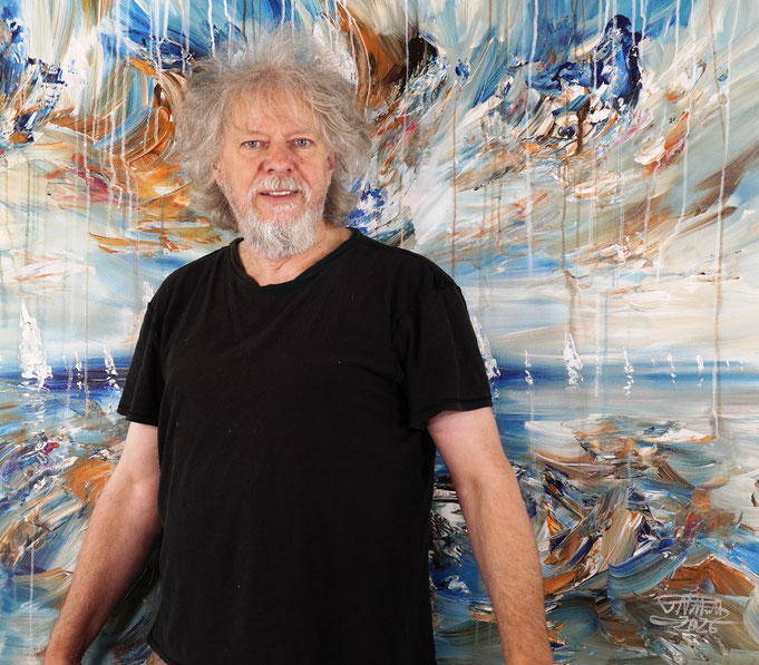 Kunstmaler Peter Nottrott mit seinem Segelbootgemälde Sailing Far Away XL 4