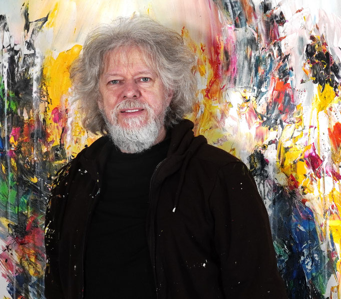 Kunstmaler Peter Nottrott mit seinem abstrakten Gemälde Good New Inspirations XL 1