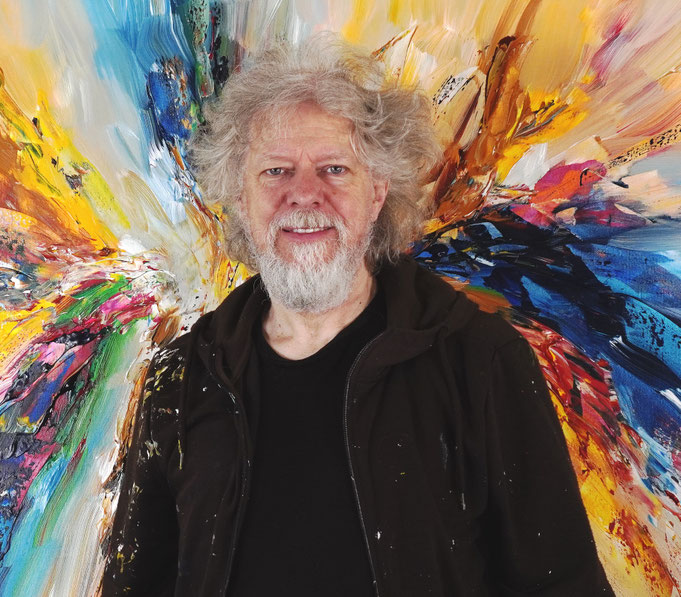 Kunstmaler Peter Nottrott mit seinem abstrakten Gemälde Abstract Symphony XL 1