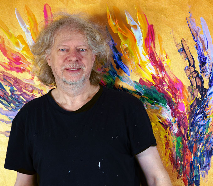 Kunstmaler Peter Nottrott mit seinem gold bunten, abstrakten Gemälde Gold Pieces L 1