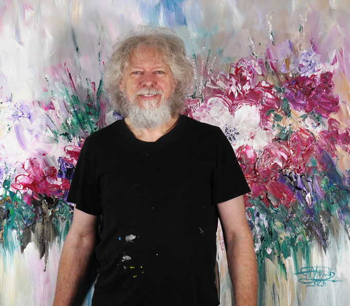 Künstler Peter Nottrott mit seinem Blumengemälde Bouquet Of Flowers XL 1