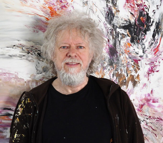 Kunstmaler Peter Nottrott mit seinem abstrakten Gemälde Nature Symphony S 1, ein naturinspiriertes Unikat im Hochformat