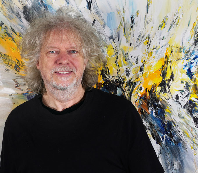 Gerade fertig gemalt: Peter Nottrott mit Sunny Nature S 6