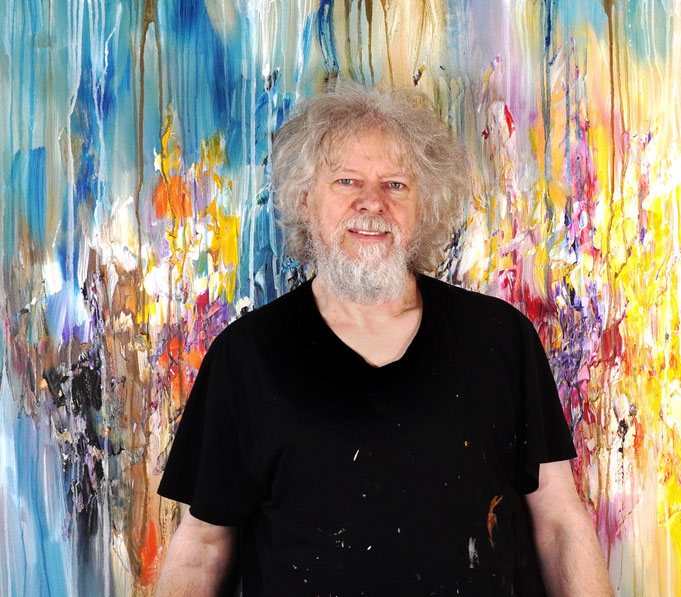 Kunstmaler Peter Nottrott mit seinem abstrakten Gemälde Summertime Memories XL 1