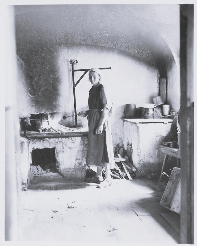 Bild Michael Skihar, „alte Pfeiferin“ Maria Winkler geb. Garz 1877-1959, in Pfeifers Rauchkuchl, Oberdorf, Weissensee