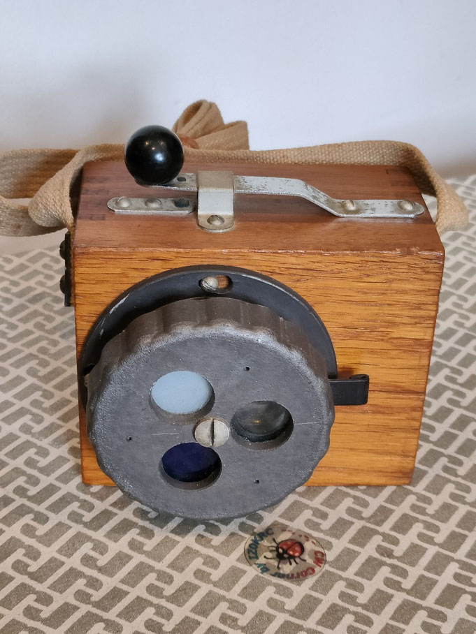 Lampada di segnalaziome Tedesca, marca Ostermann. Vista dall'alto del tasto per emissioni telegrafiche
