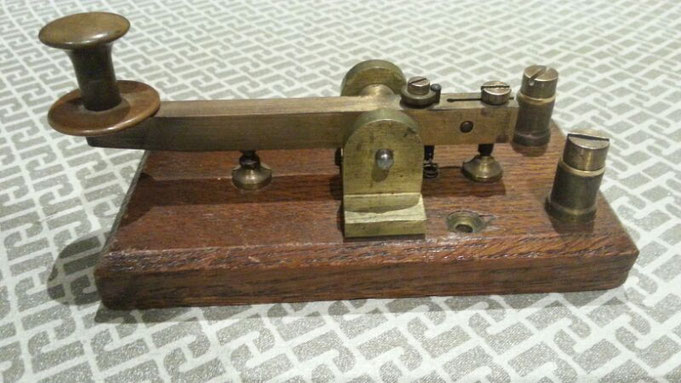 British Raj Key  -  Particolar of contact