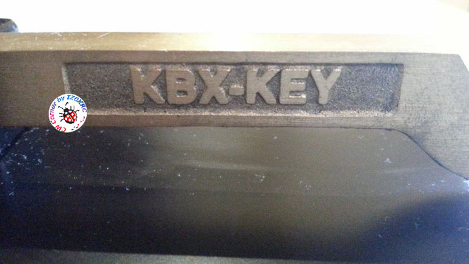 Finnish telegraph key XBX-102 - particular of write on mai lever dx side