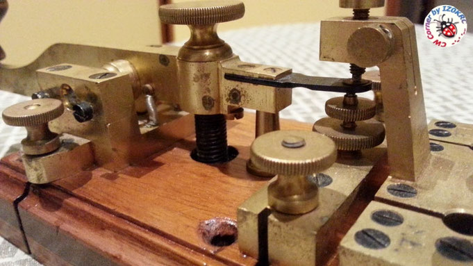 Öller Telegraph key 1857  -  Particular of front electrical contact and regulation system