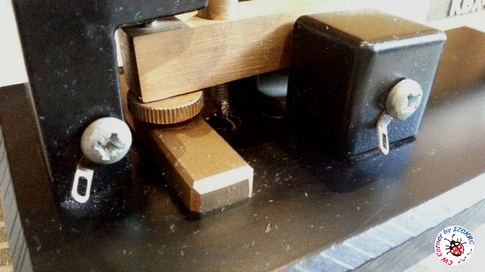 Finnish telegraph key XBX-102  -  particluar of two terminals
