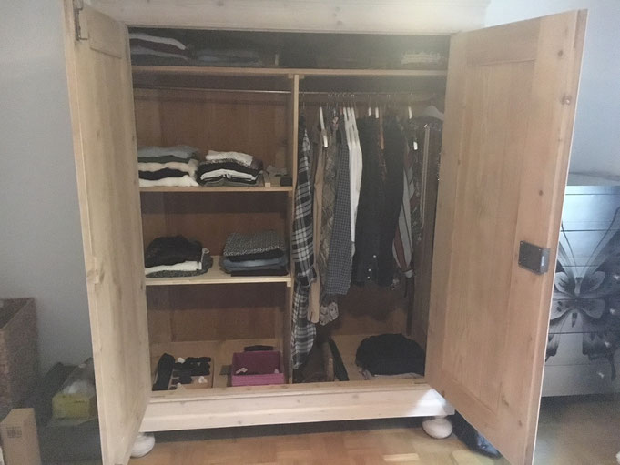 Mein Kleiderschrank nach dem zweiten Mal Ausmisten mit Marie Kondo. Jetzt passt alles rein! Ihre spezielle Methode, Klamotten zu falten, habe ich aber nicht übernommen.